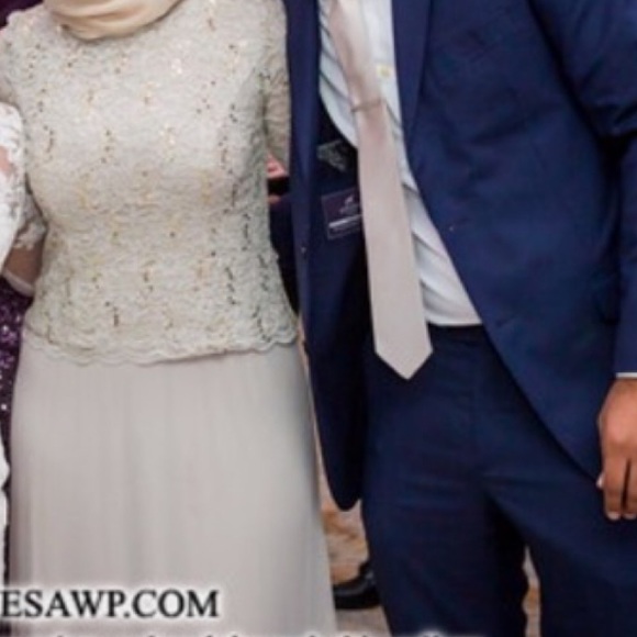 Lace and sheer gown with 3/4 sleeves - Picture 3 of 5